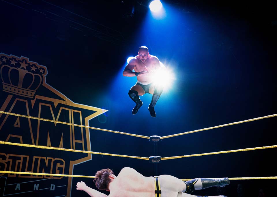 SLAM! Halloween Hell -otelia törmäämässä toisiinsa
